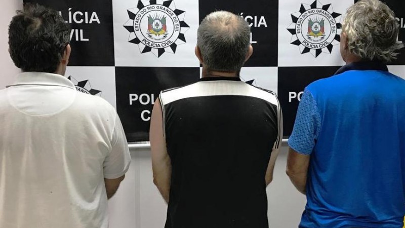 Presos em a&ccedil;&atilde;o da Pol&iacute;cia Civil em f&aacute;brica clandestina de cigarros