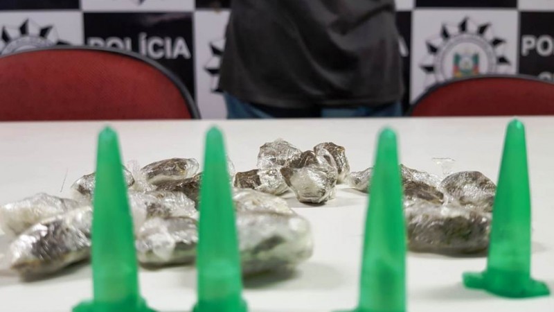 Homem é preso em flagrante por tráfico de drogas próximo a escola no bairro Medianeira
