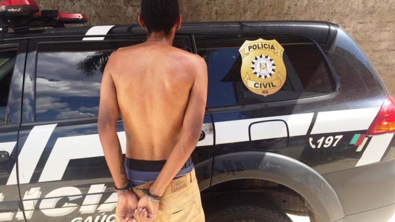 Homem é preso por tráfico de drogas e posse ilegal de arma de uso restrito em Esteio.