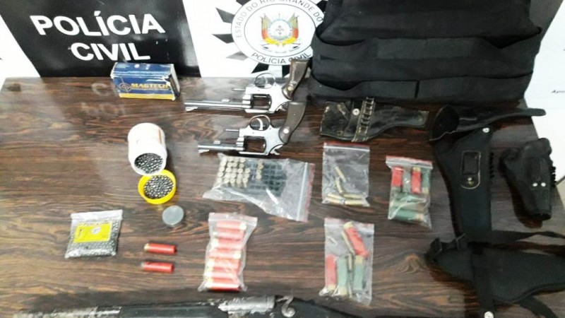 Armas, munição e colete balístico são apreendidos durante cumprimento de mandado de busca em Frederico Westphalen