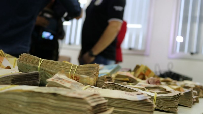 Op Caixa Forte Dep&oacute;sito de cigarros contrabandeados apreens&atilde;o de mais de 800 mil reais