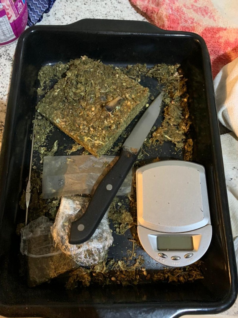 maconha e balança de precisão apreendidos