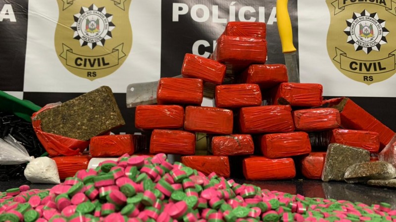 Na mesa drogas de diferentes tipos 