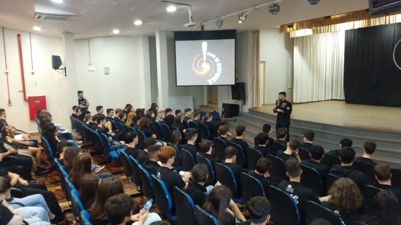 Aproximadamente 230 alunos, das turmas de 1º a 3º ano do ensino médio, participaram do diálogo com o Papo de Responsa