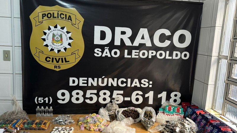 Drogas dispostas sobre uma mesa com banner ao fundo da Draco de São Leopoldo