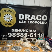 Drogas dispostas sobre uma mesa com banner ao fundo da Draco de São Leopoldo
