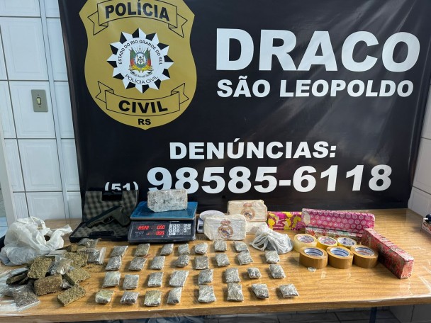 Drogas dispostas em uma mesa com banner ao fundo de Draco São Leopoldo