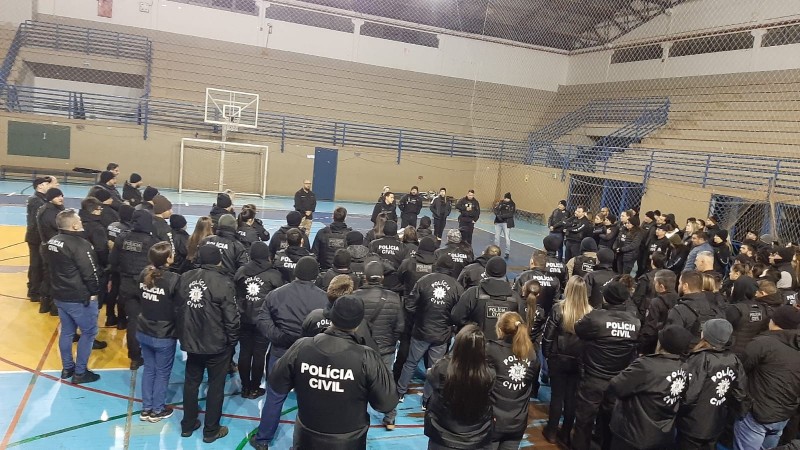 Policiais civis em ponto de encontro pré-operação 