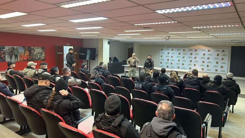 Policiais em uma sala durante reunião pré-operação