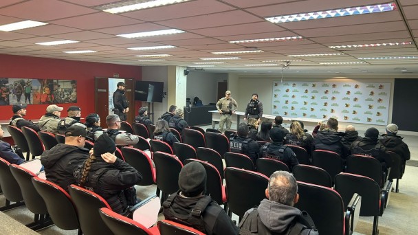 Policiais em uma sala durante reunião pré-operação