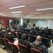 Policiais em uma sala durante reunião pré-operação