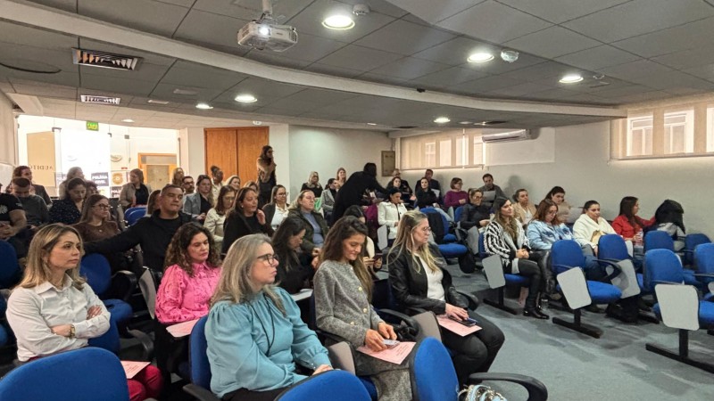 Pessoas sentadas na plateia do evento