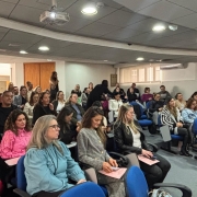 Pessoas sentadas na plateia do evento