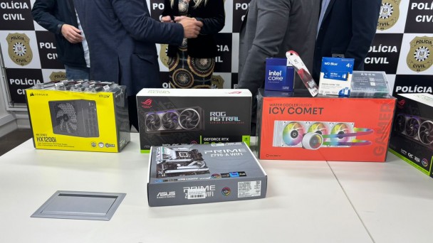 Equipamentos eletrônicos dispostos em cima de uma mesa