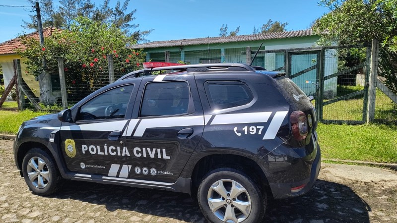 Viatura ostensiva da Polícia Civil em preto e branco com dizeres da corporação