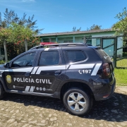 Viatura ostensiva da Polícia Civil em preto e branco com dizeres da corporação