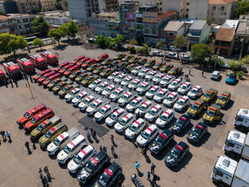 Imagem aérea com dezenas de viaturas, entre caminhões e carros
