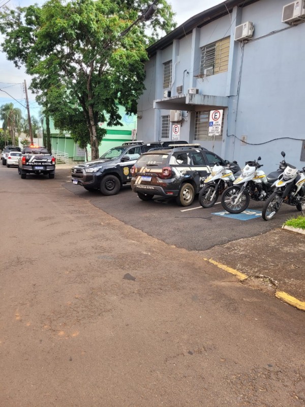 Viaturas da Polícia Civil e motocicletas da Brigada Militar estacionados ao lado da sede de Delegacia