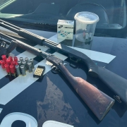 Armas de cano longo e munições expostas sobre viatura da Polícia Civil