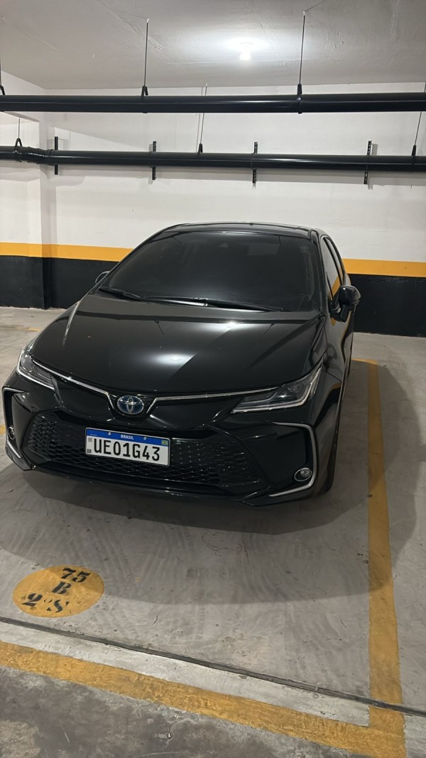 Carro preto sedan apreendido em uma garagem